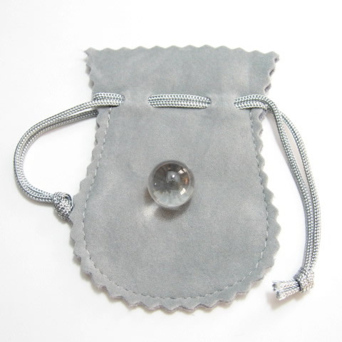 水晶玉袋付き　パワーストーンの王様的存在は、最高級天然水晶丸玉です。持ち運び便利な袋付きで、お守りのようにどこかに付けることもできます。
