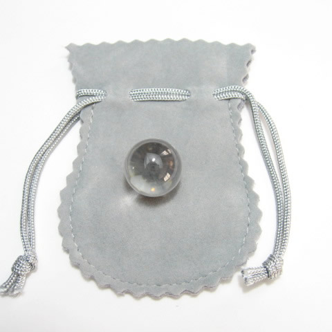 水晶玉15mm袋付き　パワーストーンの王様的存在は、最高級天然水晶丸玉です。持ち運び便利な袋付きで、お守りのようにどこかに付けることもできます。
